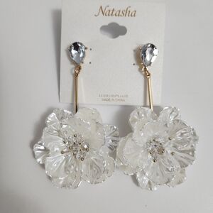 🆕️⬇️Natasha Gold and White Floral Drop Earrings